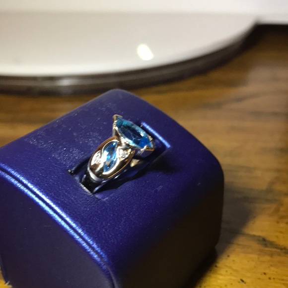 Beautiful 10k blue topaz and diamond ring - Picture 9 of 11